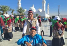 Dosen UBH Dr. Hidayat,IPM Dampingi Ayahanda Tercinta Ke Baitullah Penuh Haru