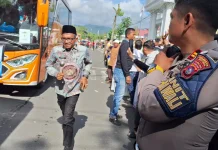 Camat MKS Kejar Bus Haji, Cinta Anak Tak Pernah Usai