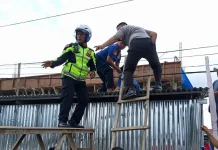 Polisi dan Damkar Selamatkan Buruh Bangunan Tersengat Listrik di Balai Gurah