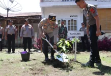 Peringati Hardiknas, Kapolres Pasbar Gelar Penanaman Pohon di SD Negeri 16 Pasaman
