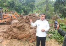 Bupati Benni Warlis Tinjau Lokasi Longsor di Nagari Sungai Landia