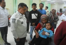 Bupati Agam Pastikan Penanganan Korban Longsor Sungai Landia di RSAM Bukittinggi