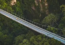 Jembatan Gantung Fenomenal di Sumbar ini Menjadi Spot Foto Menarik