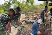 Tak Kenal Lelah Satgas Karya Bakti TNI Kejar Progres Rehab Musholla Al Huda