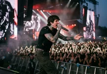 Oliver Sykes Alami Gegar Otak akibat Lemparan Ponsel Penonton