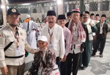 Petugas Kloter PDG 06 Kawal Kesehatan dan Ibadah Jemaah