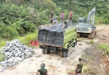 Satgas TNI AD Turunkan Material Jembatan Penghubung Mentawai