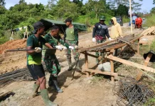 Satgas TNI Bangun Penghubung Dua Desa Sipora Utara