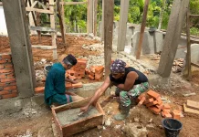 Satgas Genjot Pembangunan Musholla Bukit Pamewa Hingga Tuntas Pemasangan Bata
