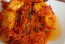 Ikan Rayo Balado yang garing, gurih, dan pedas campur kentang