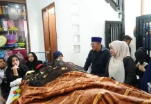 Bupati Eka Putra Melayat ke Rumah Duka Dewan Kehormatan PMI Tanah Datar
