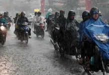 Tips Aman Berkendara saat Hujan pada Bulan Ini