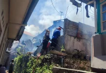 Damkar Bukittinggi Padamkan Kebakaran Rumah Kayu Kubu