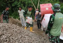 Satgas Karya Bakti TNI Mentawai Kebut Pengecoran Jembatan Penghubung Dua Desa