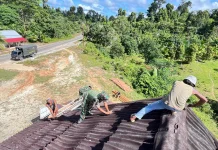 Satgas Karya Bakti TNI AD Mentawai Mulai Bongkar Atap SDN 27 Beriuluo