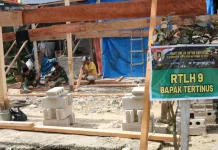 Satgas Karya Bakti TNI AD Mentawai Rakit Kuda-Kuda RTLH Milik Tertinus Karoniet