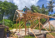 RTLH Robert Kian Rampung Satgas TNI AD Masuki Tahap Pemasangan Atap