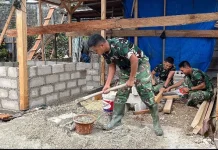 Satgas Berpacu Pemasangan Kuda Kuda Rehab RTLH dalam Program Karya Bakti TNI