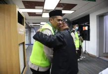 390 Jemaah Haji Kloter Pertama  Debarkasi Padang Tiba Selamat & Keharuan di Tanah Air