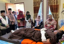 Wako Hendri Serahkan Rp35 Juta ke Petugas Damkar Korban Kebakaran di Silaing Bawah