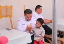 Bupati Agam Tinjau Progres Rehabilitasi Ruas Jalan Malalak dan Salurkan Bantuan