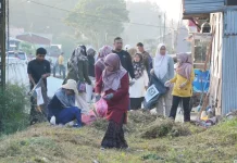 Ratusan Warga Korve Bersihkan Rel KA, Dukung Gerakan Indonesia ASRI