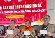 Delegasi & Ketua IMLF-4 Tandatangani Sampul Peringatan IMLF-4 100 Tahun Jam Gadang