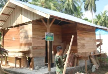 Air Mata Haru Bapak Robet Pecah Satgas TNI AD Wujudkan Rumah Layak Huni di Mentawai
