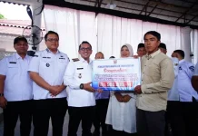 Serahkan Bantuan Sosial pada Masyarakat Terdampak Bencana Hidrometeorologi