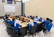 Mahasiswa KKN UPN Gali Ilmu Penyiaran Digital di RRI Bukittinggi