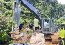 Satgas TNI AD Mentawai Bahu Membahu Percepat Pembangunan Jembatan Penghubung