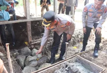 Kapolres Pasbar Letakkan Batu Pertama Bedah Rumah di Kecamatan Kinali