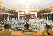 Debarkasi Padang Sambut Kedatangan Jemaah Haji Kloter 06 Dini Hari