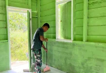 Finishing RTLH Roslina, Satgas Karya Bakti TNI AD Mentawai Bersihkan Lingkungan