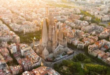 Gereja Tertinggi di Dunia Basilika Sagrada Família Resmi Rampung
