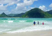 Pantai Selong Belanak Lokasi Terbaik untuk Berselancar