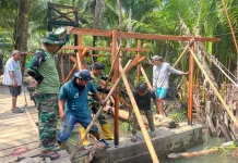 Satgas Karya TNI AD pasang besi Jembatan Beriulou Mentawai