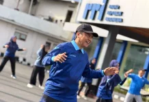 Kepala RRI Bukittinggi Semangat Mengikuti Senam Pagi di Halaman RRI