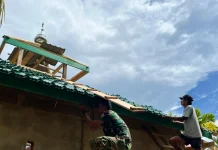 Kubah Musholla Al Huda Mulai Dipasang Satgas Bakti TNI AD Mentawai