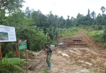 Satgas Karya Bakti TNI AD Terus Pacu Pengerjaan Jembatan Penghubung dua Desa