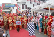 Seribu Tujuh Ratus Perempuan Minang Meriahkan Jam Gadang