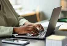 Jangan Cuma Tulis  " Hai " saat Chat Kerja Profesional