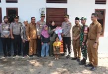 Kapolres Pasbar Serahkan Kunci Program Bedah Rumah pada Nenek Kartini