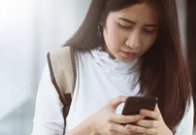 Gangguan Tulang Rusuk akibat Sering Menunduk Menatap Gawai