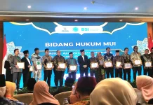 Dr. Edi Rosman,M.Hum Terima Anugerah Hukum MUI