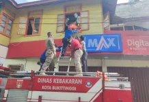 Ditemukan Tewas di Lantai Dua Rumah, Jenazah Lansia Dievakuasi lewat Jendela
