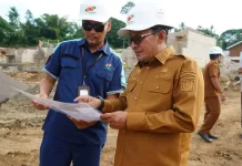 Tinjau Pembangunan Huntap, Bupati Eka Putra: Kontraktor Butuh 70 Tenaga Kerja