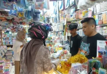 Tahun Ajaran Baru, Pedagang Pasar Pusat Padang Panjang Kebanjiran Pembeli