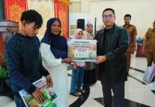 Wako Hendri Serahkan Bantuan Saprodi Cabai Rp240 Juta ke Petani