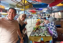Blusukan Sekjen PKPS Cicipi Durian Hingga Kuliner Pasar Raya